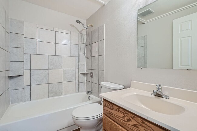 Building Photo - Newly Updated 2 Bedroom Condo- Move in ready! Move in Special $500 off 1st months rent!