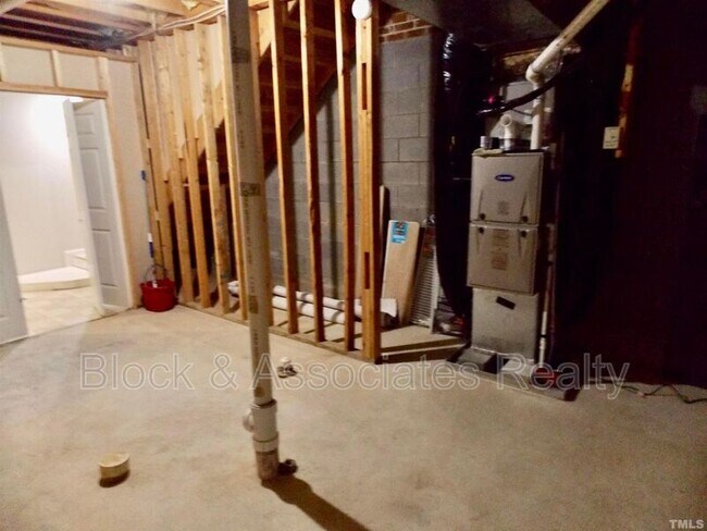 Building Photo - 54 Preakness Dr