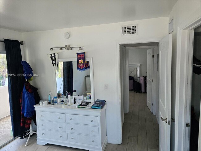 Building Photo - 465 S Royal Poinciana Blvd