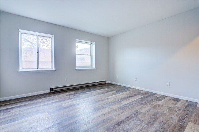 Building Photo - 404 Main St