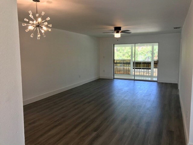 Building Photo - 200 Valley Stream Dr