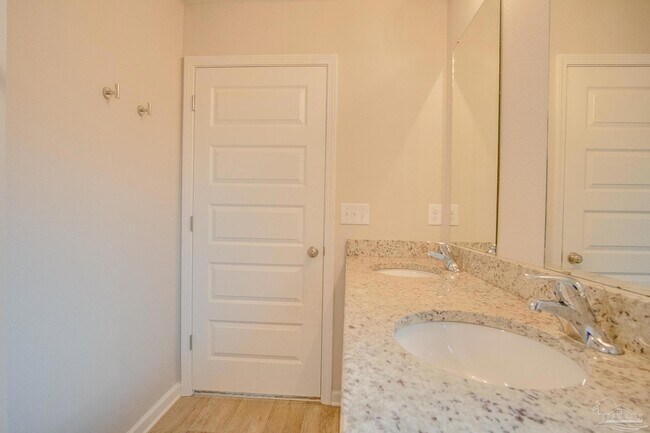 Building Photo - 7818 Lakeside Oaks Dr
