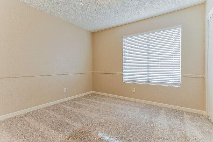 Building Photo - 664 S Robin Ln