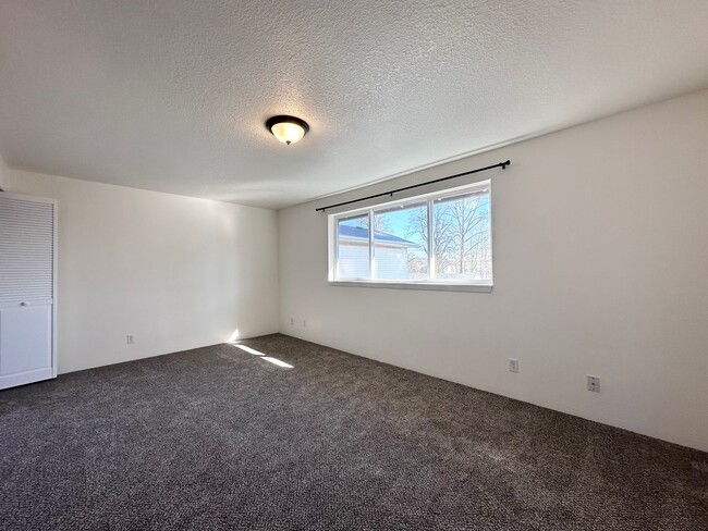 Building Photo - Newly Remodeled 2 Bedrooms 1.5 Baths in Gl...