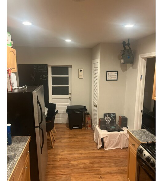 Building Photo - 220 Hanover St