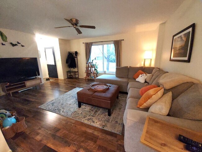 Building Photo - Nice 3 Bedroom 2 Bathroom House in Somerset