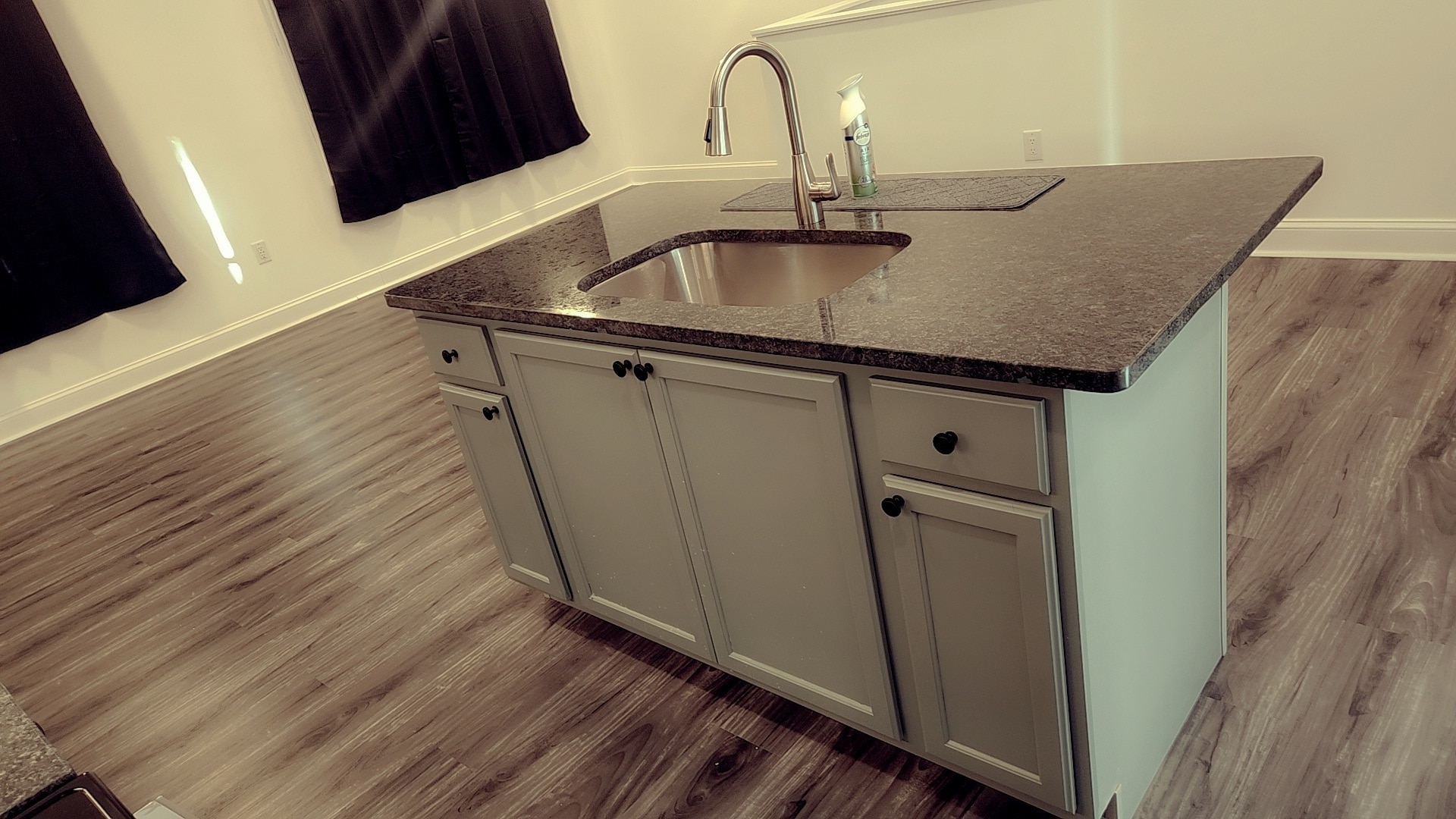 Island with sitting - 806 N Ann St