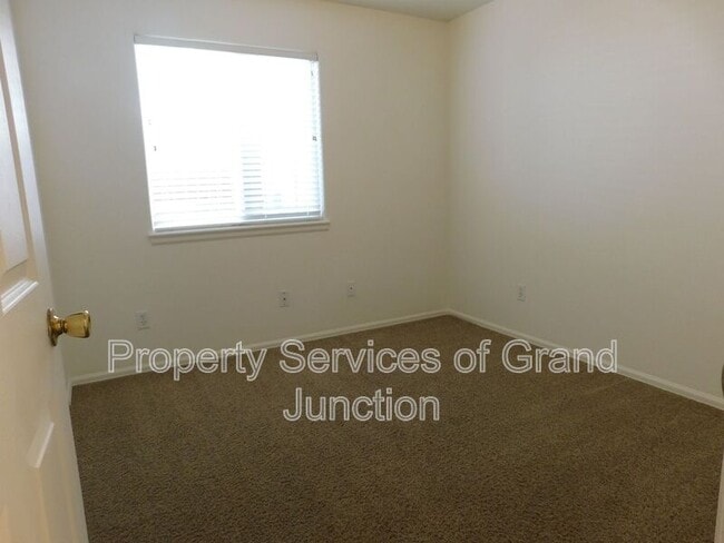 Building Photo - 657 Springbrook Dr