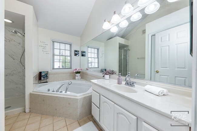Building Photo - 3730 Baybrook Dr