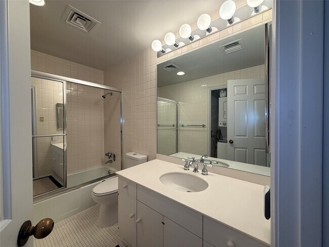 Building Photo - 15 Greenway Plz