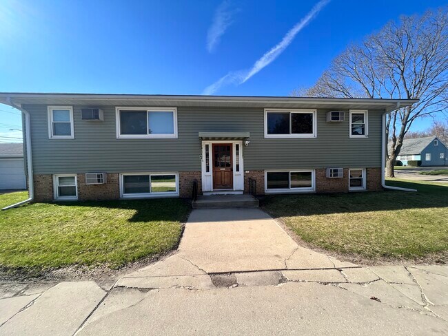 Primary Photo - 1364 10th Ave SE