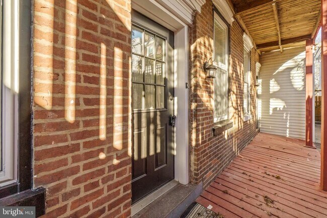 Building Photo - 148 Walnut St