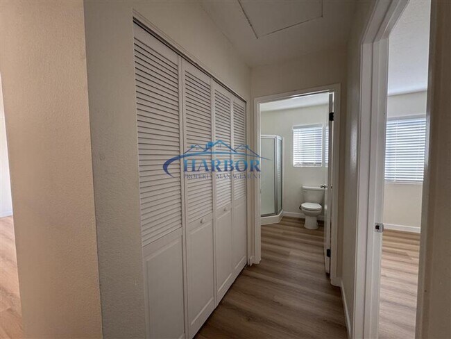 Building Photo - 961 W 1st St