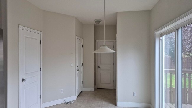 Building Photo - 3 Bedroom 2.5 Bath Town-Home in Gresham ne...