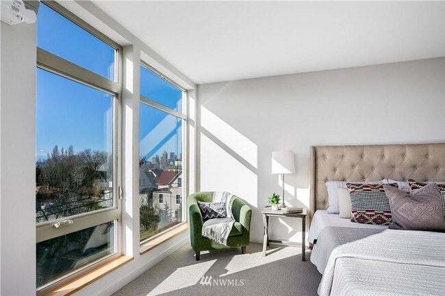 Building Photo - First Hill Modern 2-Bedroom Condo with Roo...
