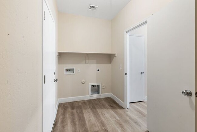 Building Photo - Nice 3 bedroom townhouse!