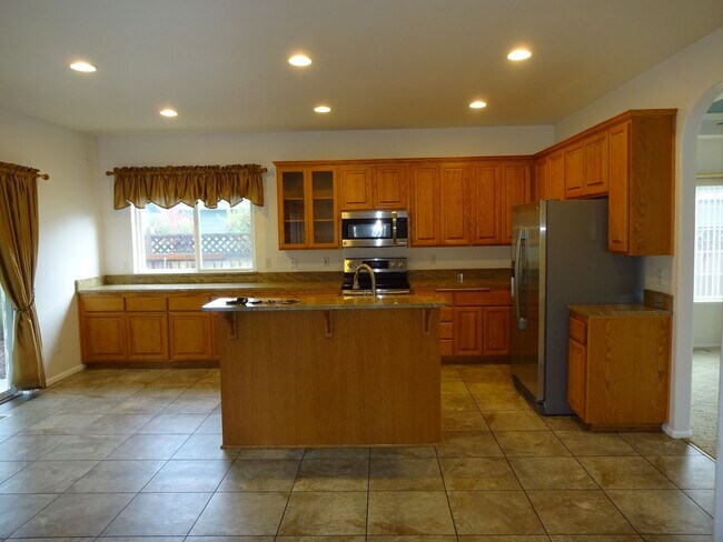 Building Photo - Charming 3 Bed, 2 Bath Home in Satna Clara