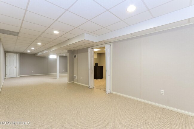 Building Photo - 18 Deepwater Cir