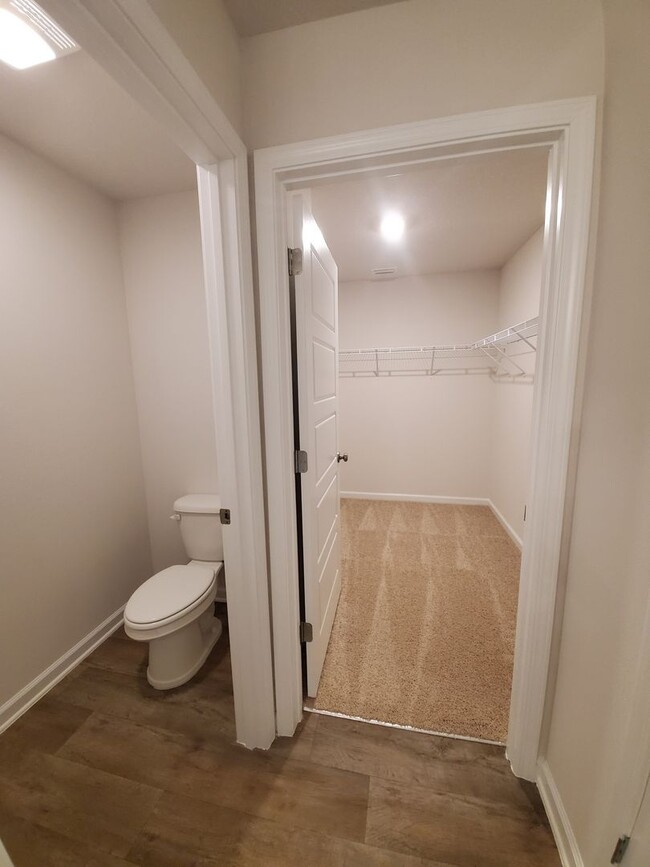 Building Photo - Gorgeous and Spacious 4 Bedroom, 2 Bath Op...