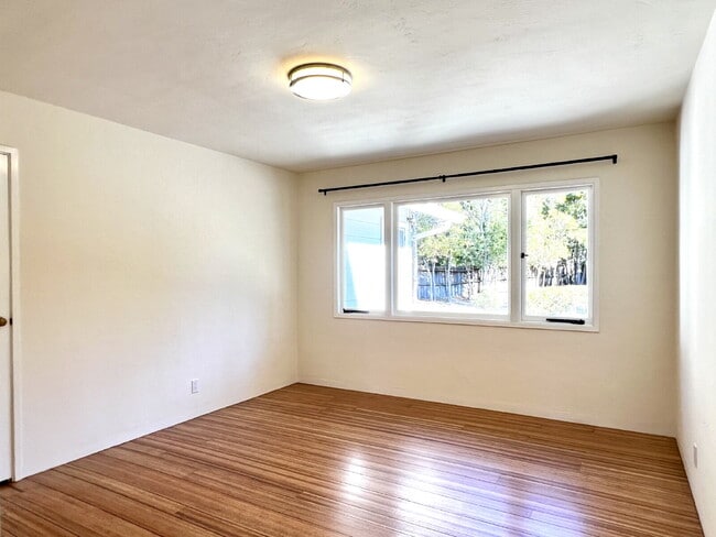 Building Photo - Lovely 3+ Bedroom Single Story Home in San Rafael!