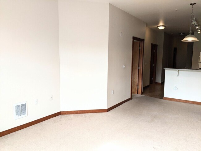 Building Photo - Centrally Located Condo