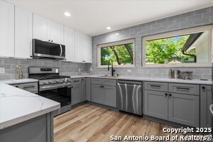 Building Photo - 9717 Anderson Village Dr