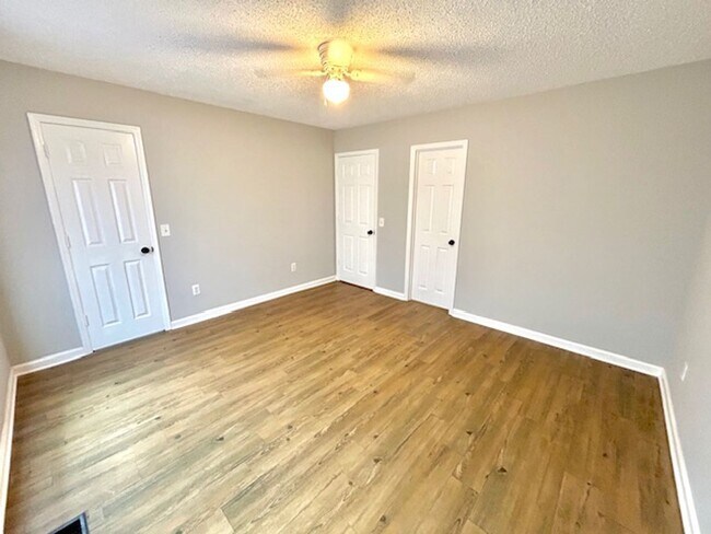 Building Photo - 119 Cresent Circle