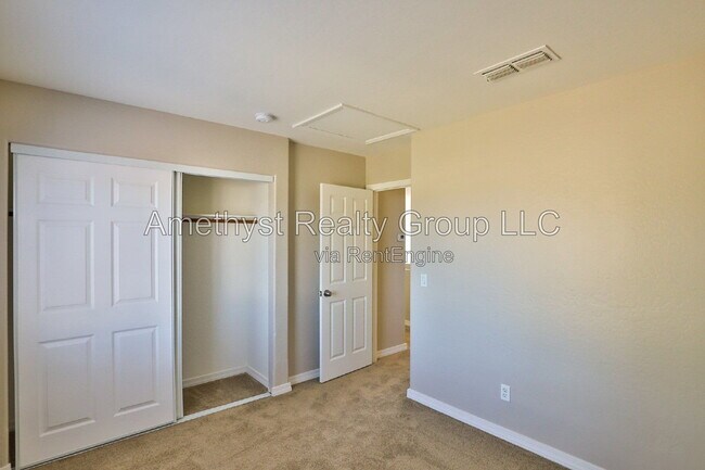 Building Photo - 11706 W Sunnyside Dr
