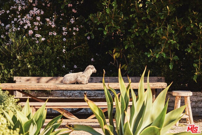 Building Photo - 6715 Fernhill Dr