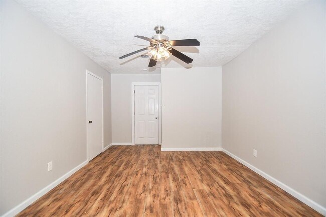 Building Photo - 15063 Woodforest Blvd