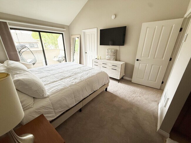 Building Photo - Beautifully Furnished 2 Bed/2.5 Bath Townhome in the Desirable Woodlands of La Jolla
