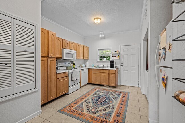 Building Photo - 114 Cedar St