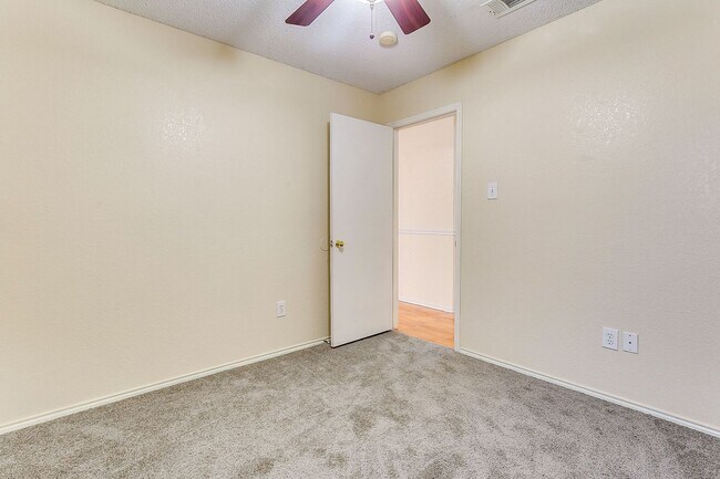 Building Photo - Excellent 3 Bedroom 2 Bath with many featu...