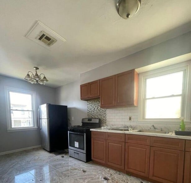Primary Photo - 70 Warner Ave