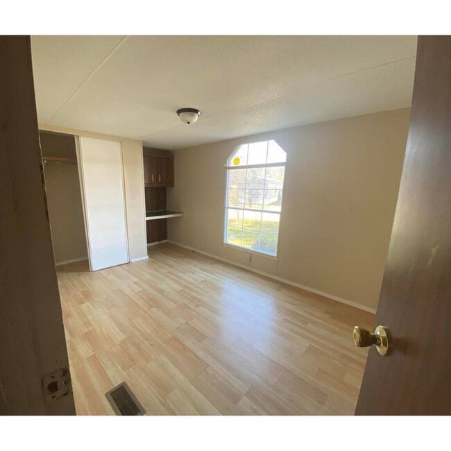 Building Photo - 2301 Parrott Dr