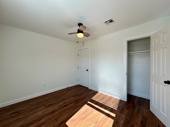 Building Photo - 809 Proctor Pl