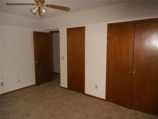 Building Photo - 12613 Whispering Hollow Dr