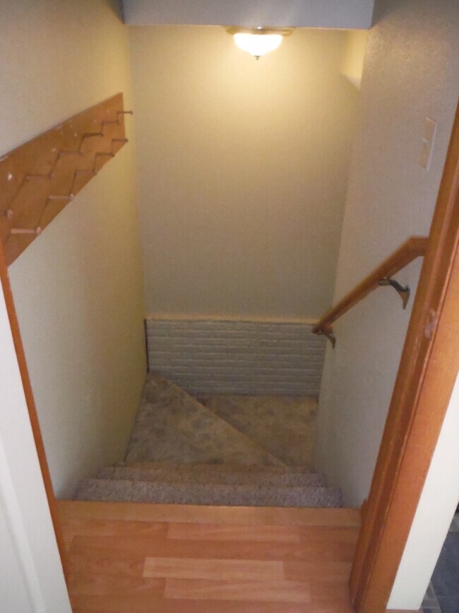 Building Photo - Cute 3 Bedroom Condo w/ Bonus Room - Walki...