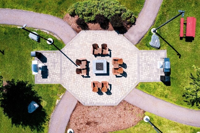 Building Photo - Village at Autumn Pond II: Corner 2 Bedroom/ 2 Bathroom Apartment with Oversized walk in closet