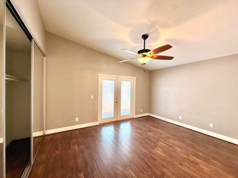 Building Photo - 932 Blossom Hill Dr