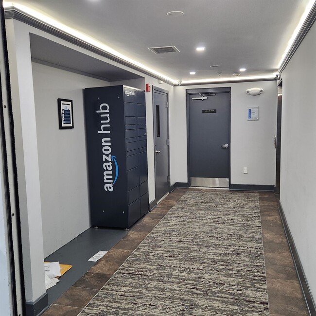 Building Photo - 3 Greenwich Dr