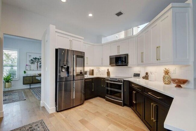 Building Photo - Sand Hills Circle, Lake Worth, FL 33463 - 4 BR 3 BA condo