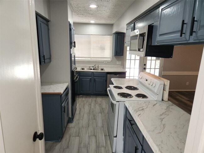 Building Photo - 22127 Elsinore Dr