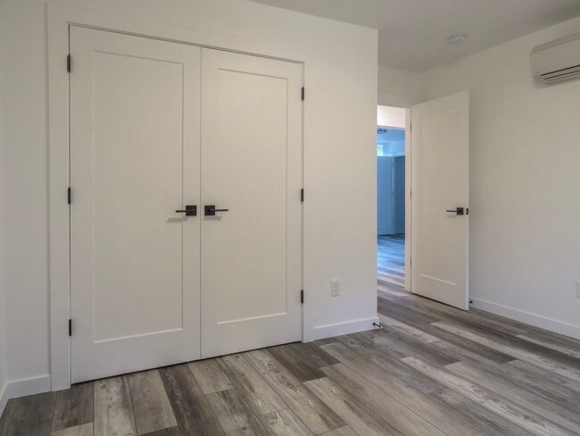 Building Photo - Newberg- 3 bedroom Duplex Available Soon - Schedule tour now !