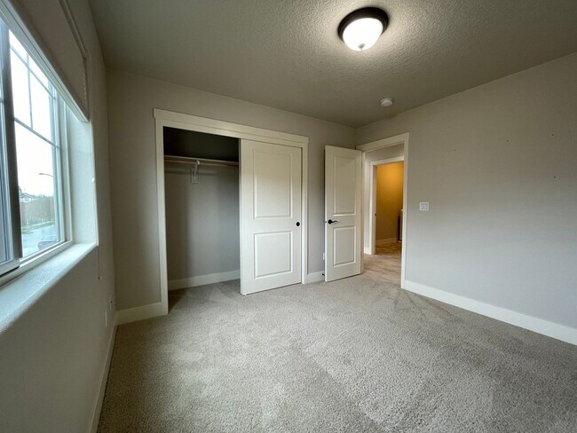Building Photo - Lovely North Plains 4Bd 2.5Ba Home with Ja...