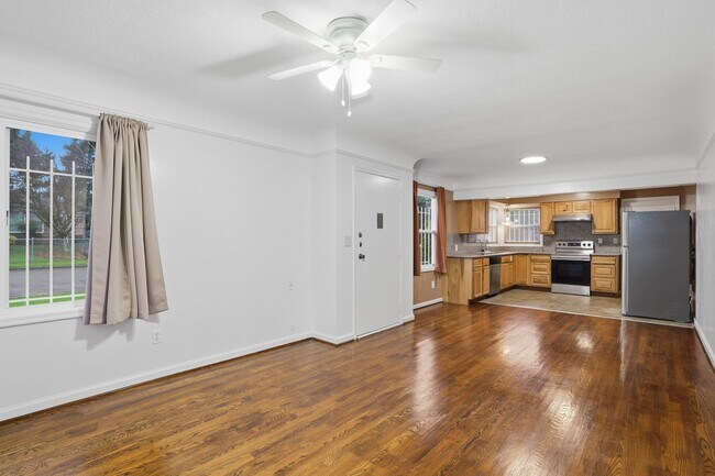 Building Photo - Fully Remodeled Beauty with Hardwood Floors in Prime SE Location