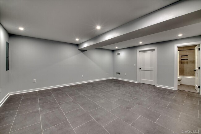 Building Photo - 130 Village Ln