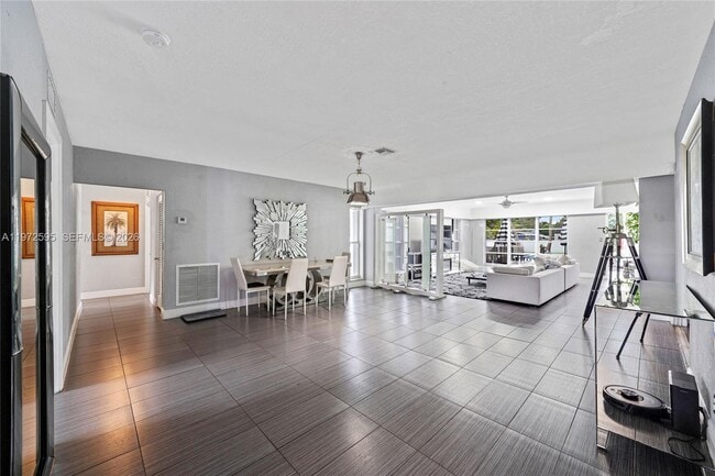 Building Photo - 2534 Monroe St