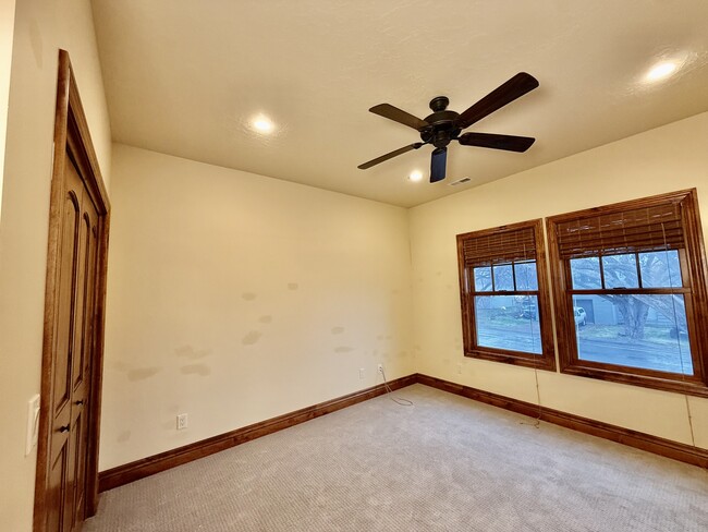 Building Photo - 6819 S Greenfield Way