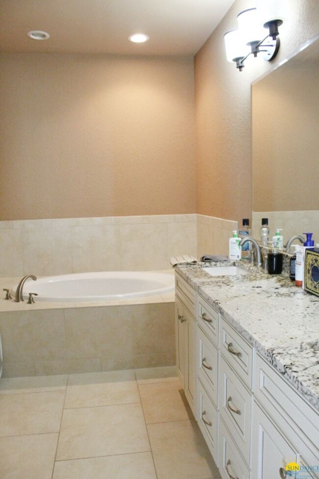 Building Photo - Destin Oaks Townhouse with Community Pool!